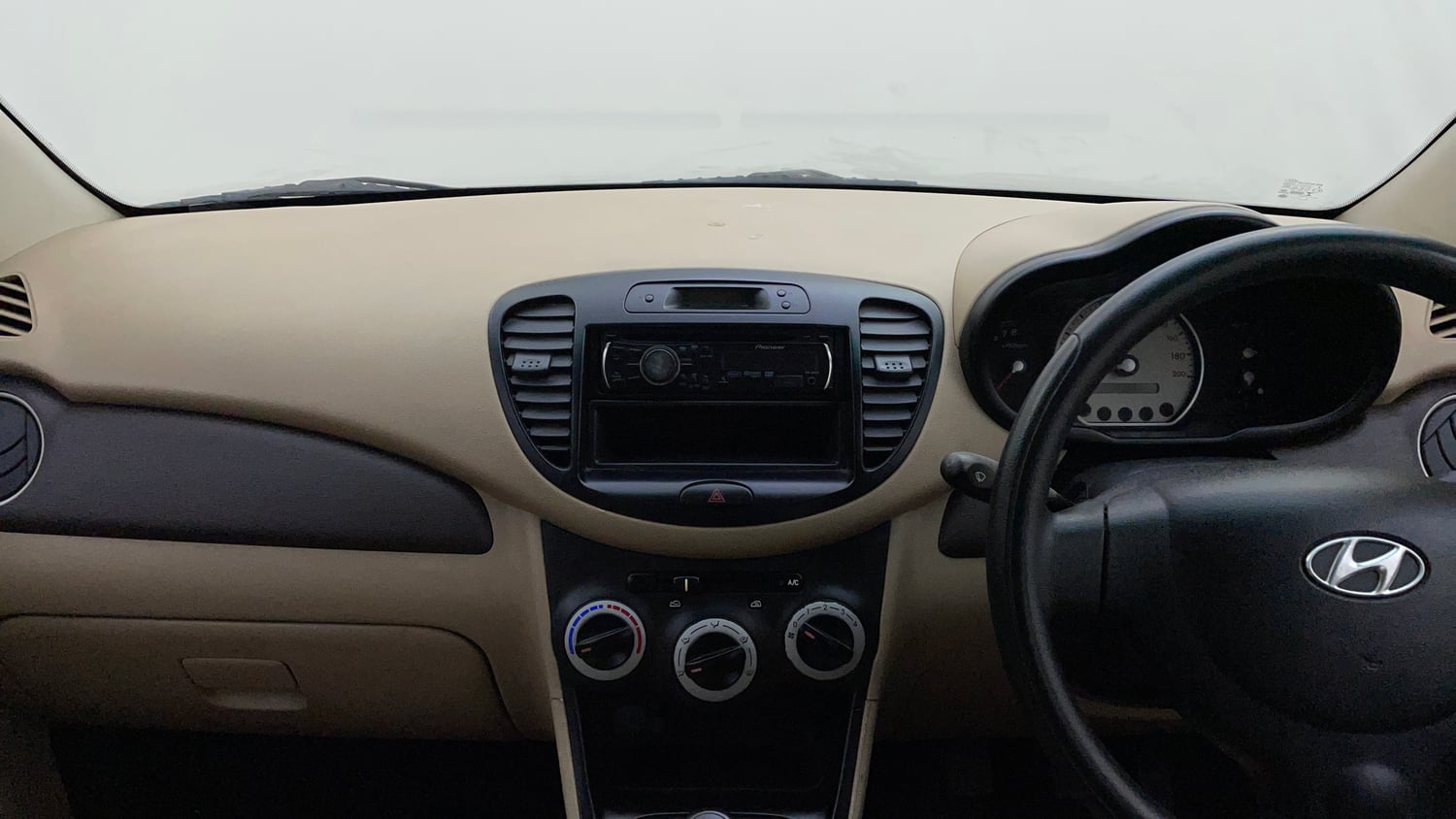 Used 2010 Hyundai i10 Magna 1.2 Petrol Manual interior MUSIC SYSTEM & AC CONTROL VIEW