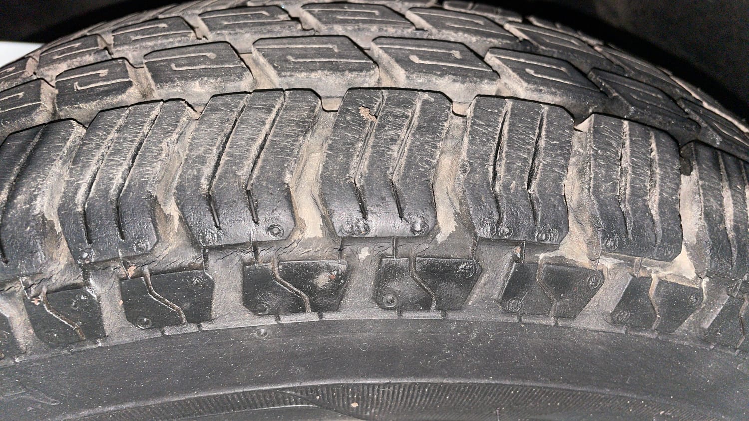 Used 2010 Hyundai i10 Magna 1.2 Petrol Manual tyres LEFT FRONT TYRE TREAD VIEW