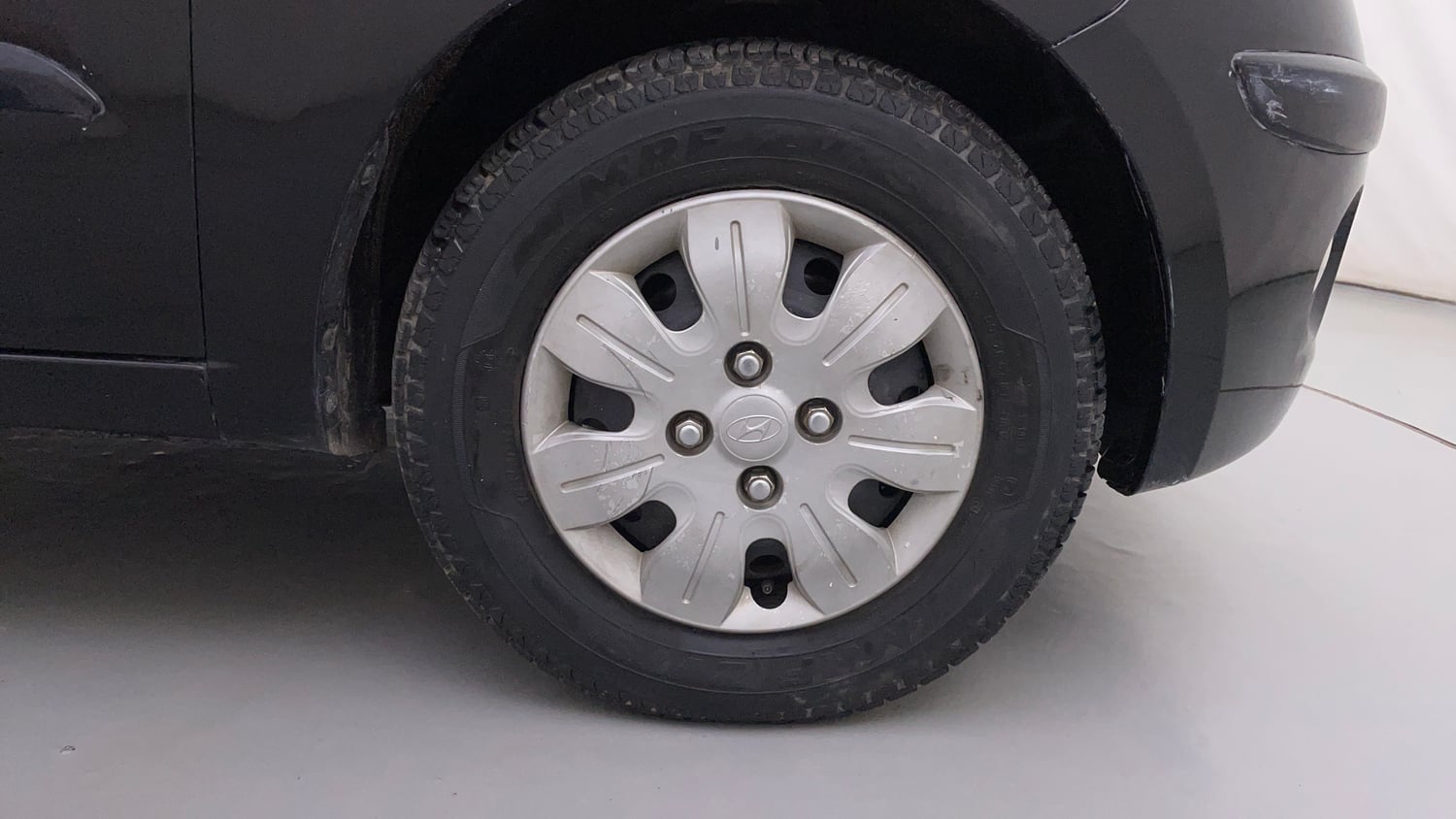 Used 2010 Hyundai i10 Magna 1.2 Petrol Manual tyres RIGHT FRONT TYRE RIM VIEW