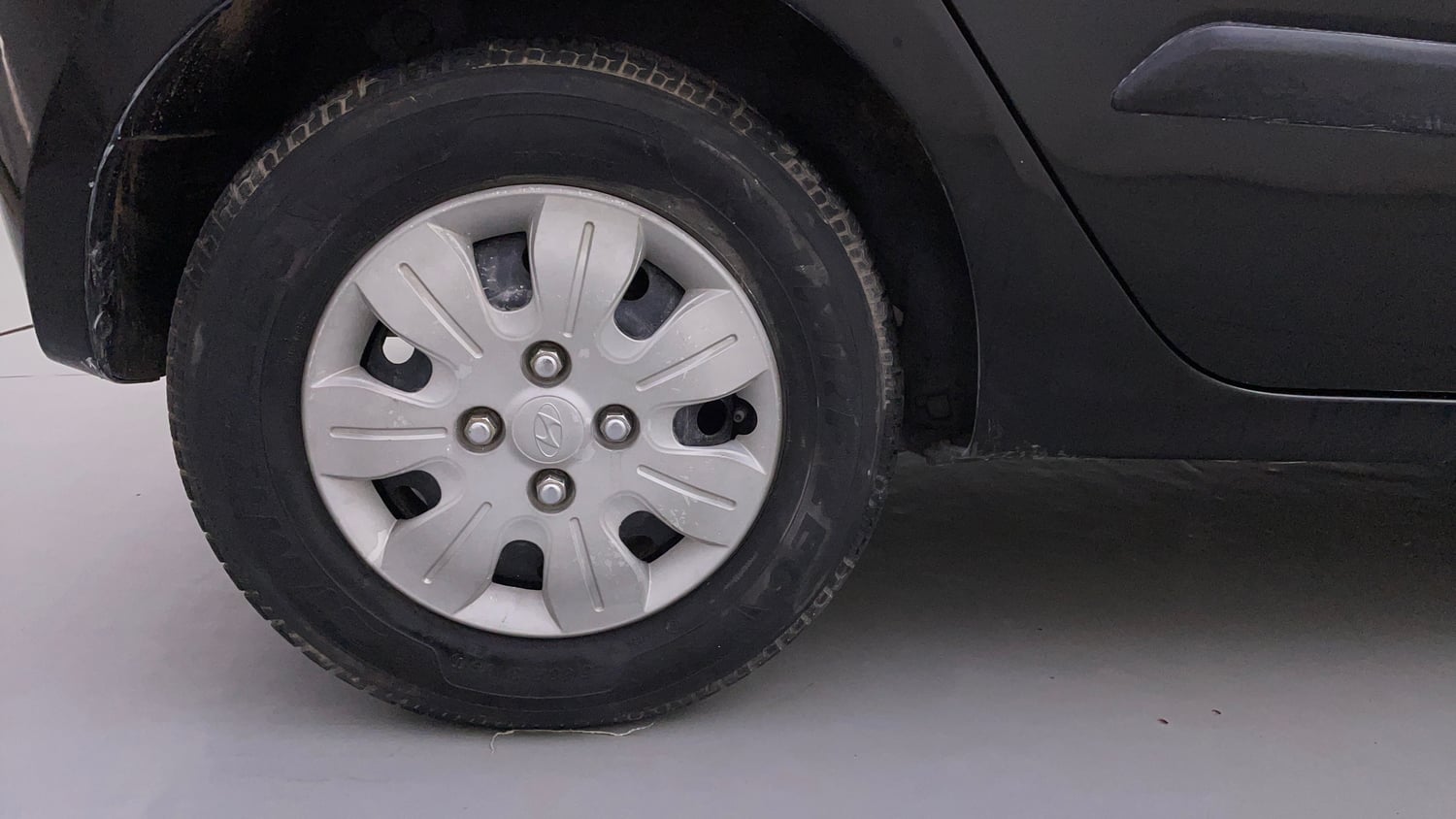 Used 2010 Hyundai i10 Magna 1.2 Petrol Manual tyres RIGHT REAR TYRE RIM VIEW