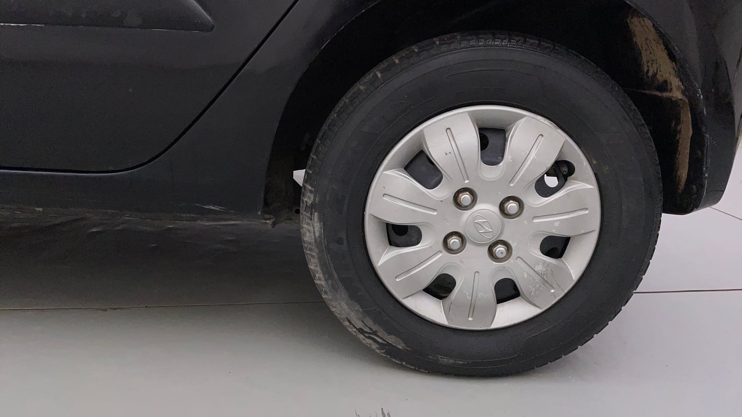 Used 2010 Hyundai i10 Magna 1.2 Petrol Manual tyres LEFT REAR TYRE RIM VIEW