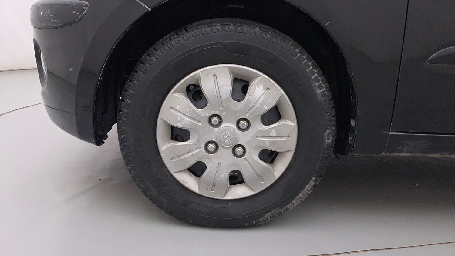 Used 2010 Hyundai i10 Magna 1.2 Petrol Manual tyres LEFT FRONT TYRE RIM VIEW