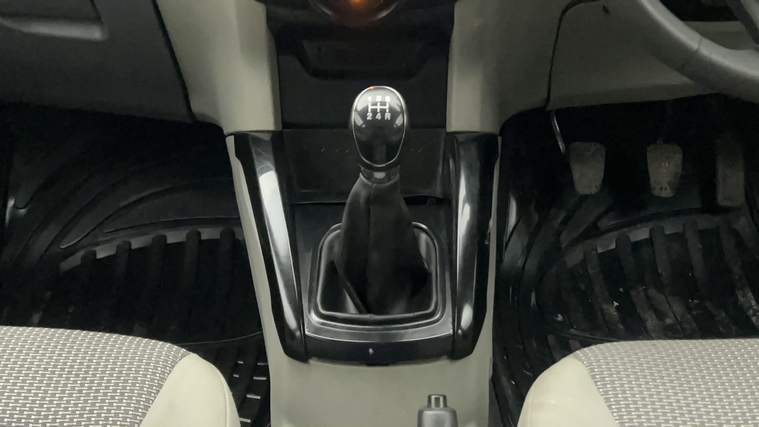 Used 2017 Ford EcoSport Ambiente 1.5L TDCi Diesel Manual interior GEAR  KNOB VIEW