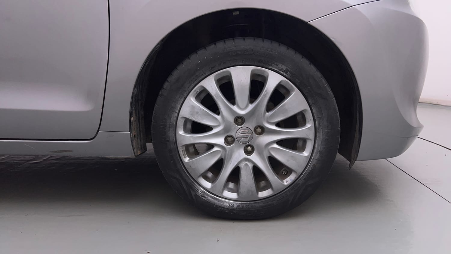 Used 2016 Maruti Suzuki Baleno Zeta AT Petrol Petrol Automatic tyres RIGHT FRONT TYRE RIM VIEW