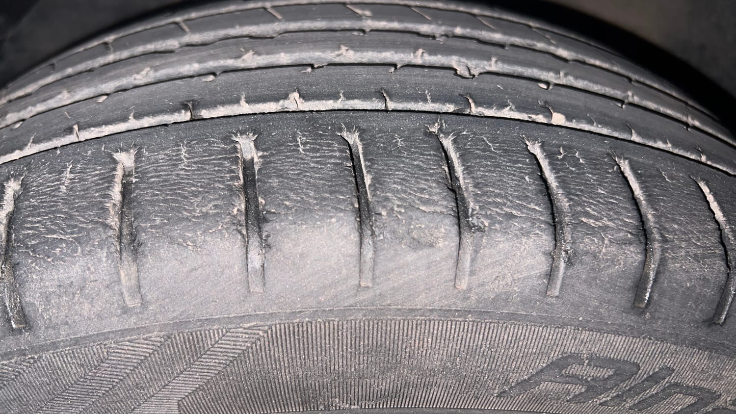 Used 2016 Maruti Suzuki Baleno Zeta AT Petrol Petrol Automatic tyres LEFT FRONT TYRE TREAD VIEW