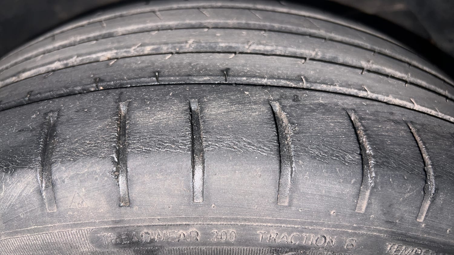 Used 2016 Maruti Suzuki Baleno Zeta AT Petrol Petrol Automatic tyres RIGHT FRONT TYRE TREAD VIEW
