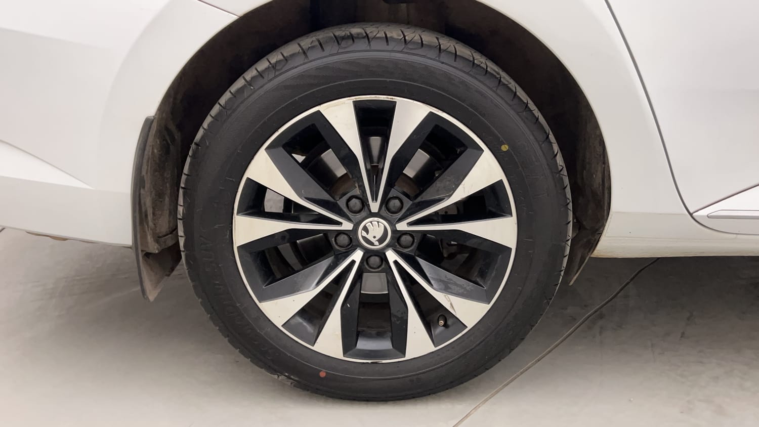 Used 2021 Skoda Superb L&K TSI AT Petrol Automatic tyres RIGHT REAR TYRE RIM VIEW