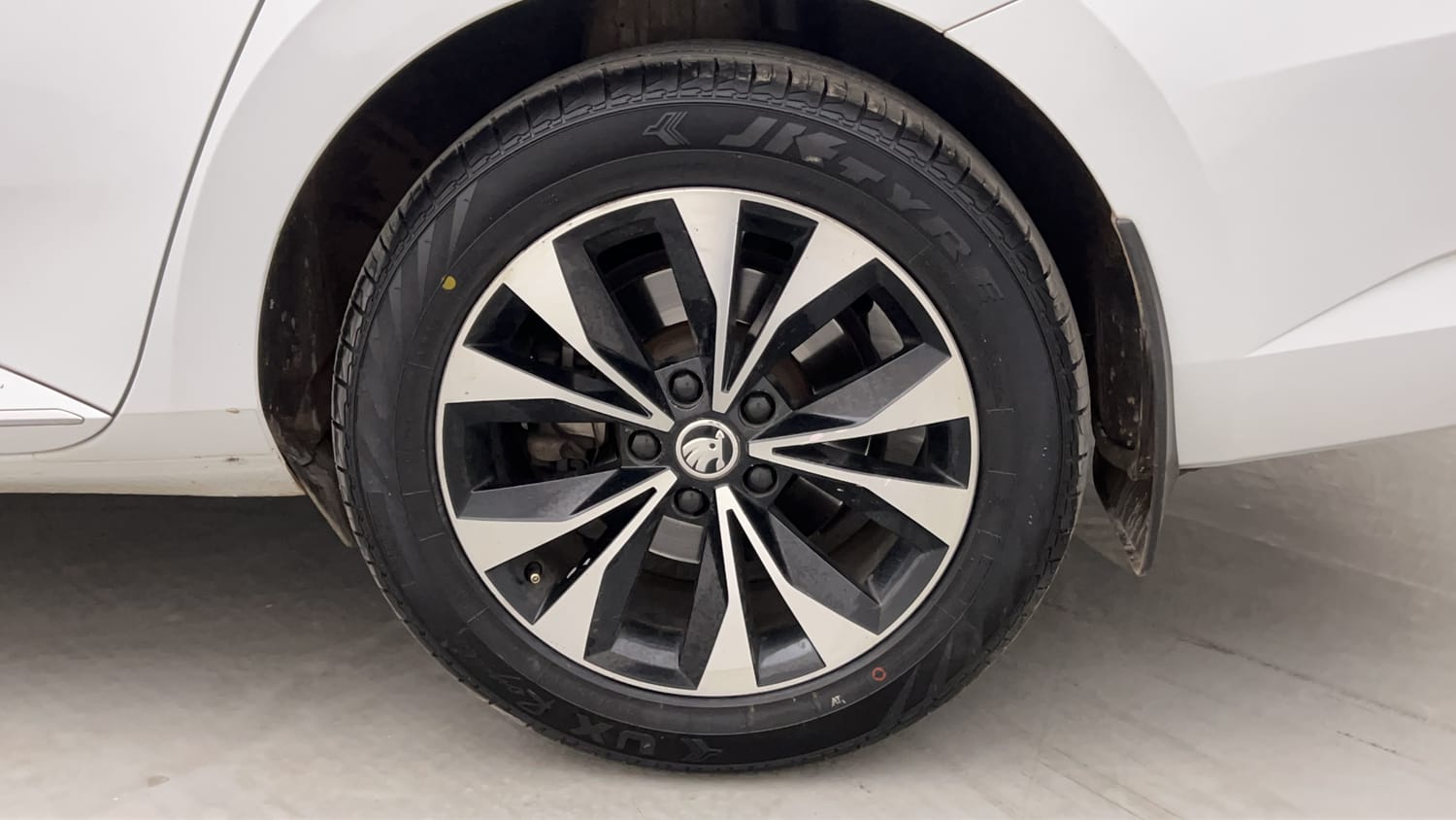 Used 2021 Skoda Superb L&K TSI AT Petrol Automatic tyres LEFT REAR TYRE RIM VIEW