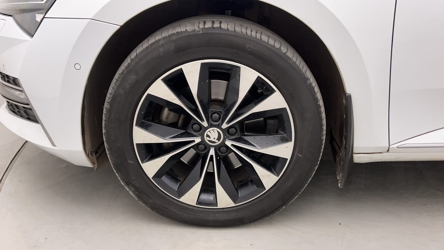 Used 2021 Skoda Superb L&K TSI AT Petrol Automatic tyres LEFT FRONT TYRE RIM VIEW