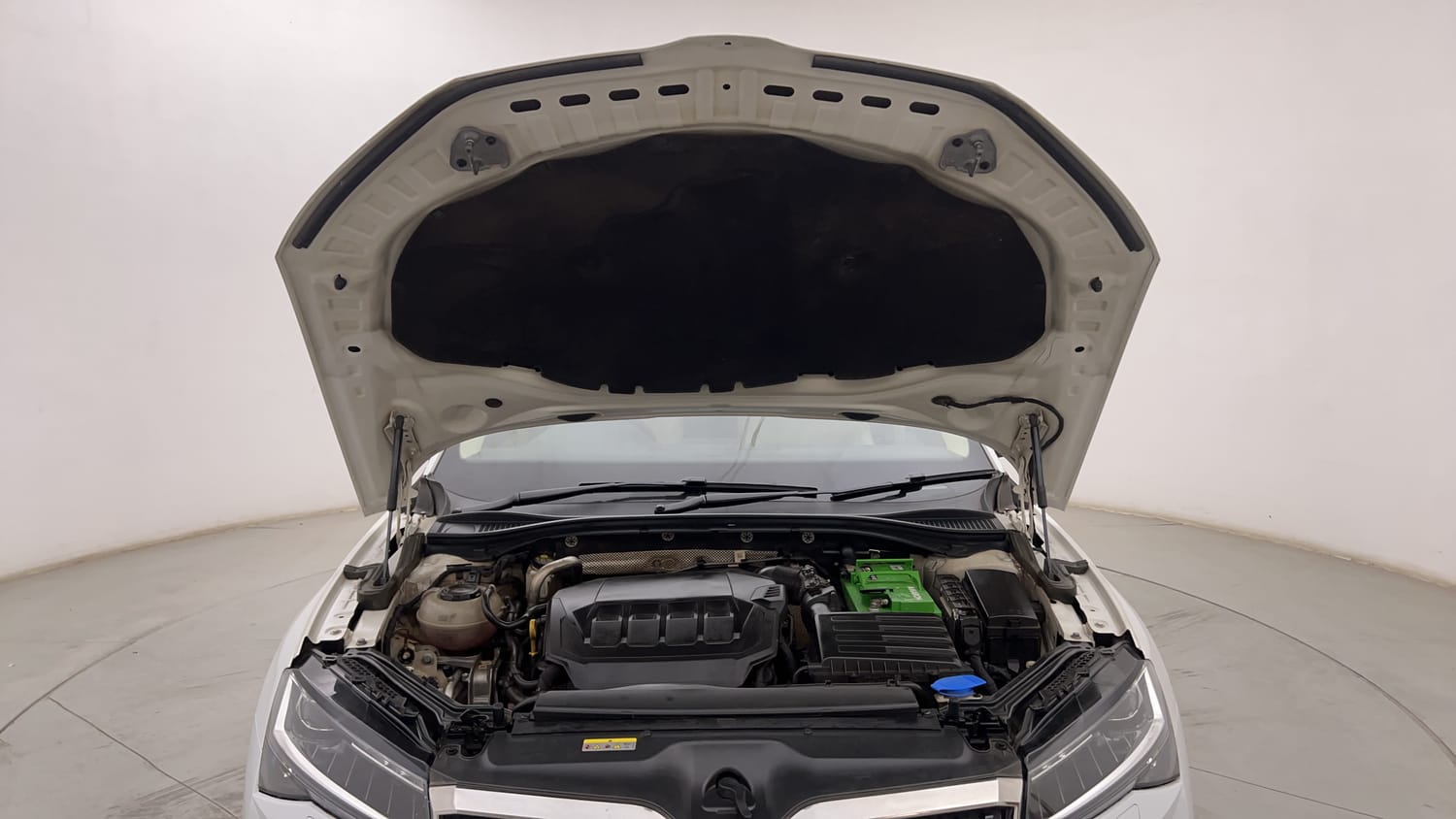 Used 2021 Skoda Superb L&K TSI AT Petrol Automatic engine ENGINE & BONNET OPEN FRONT VIEW