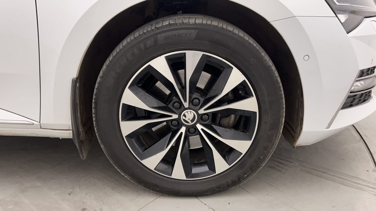 Used 2021 Skoda Superb L&K TSI AT Petrol Automatic tyres RIGHT FRONT TYRE RIM VIEW