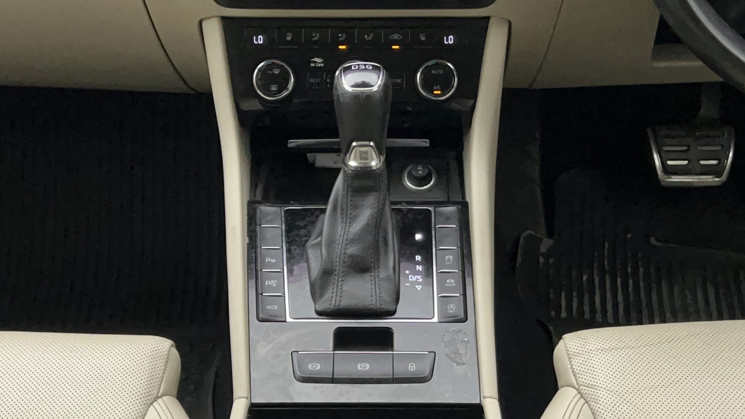 Used 2021 Skoda Superb L&K TSI AT Petrol Automatic interior GEAR  KNOB VIEW