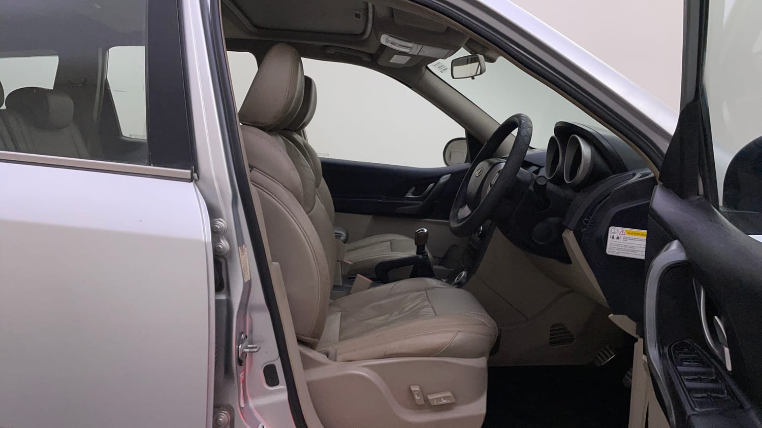 Used 2016 Mahindra XUV500 W10 1.99 Diesel Manual interior RIGHT SIDE FRONT DOOR CABIN VIEW
