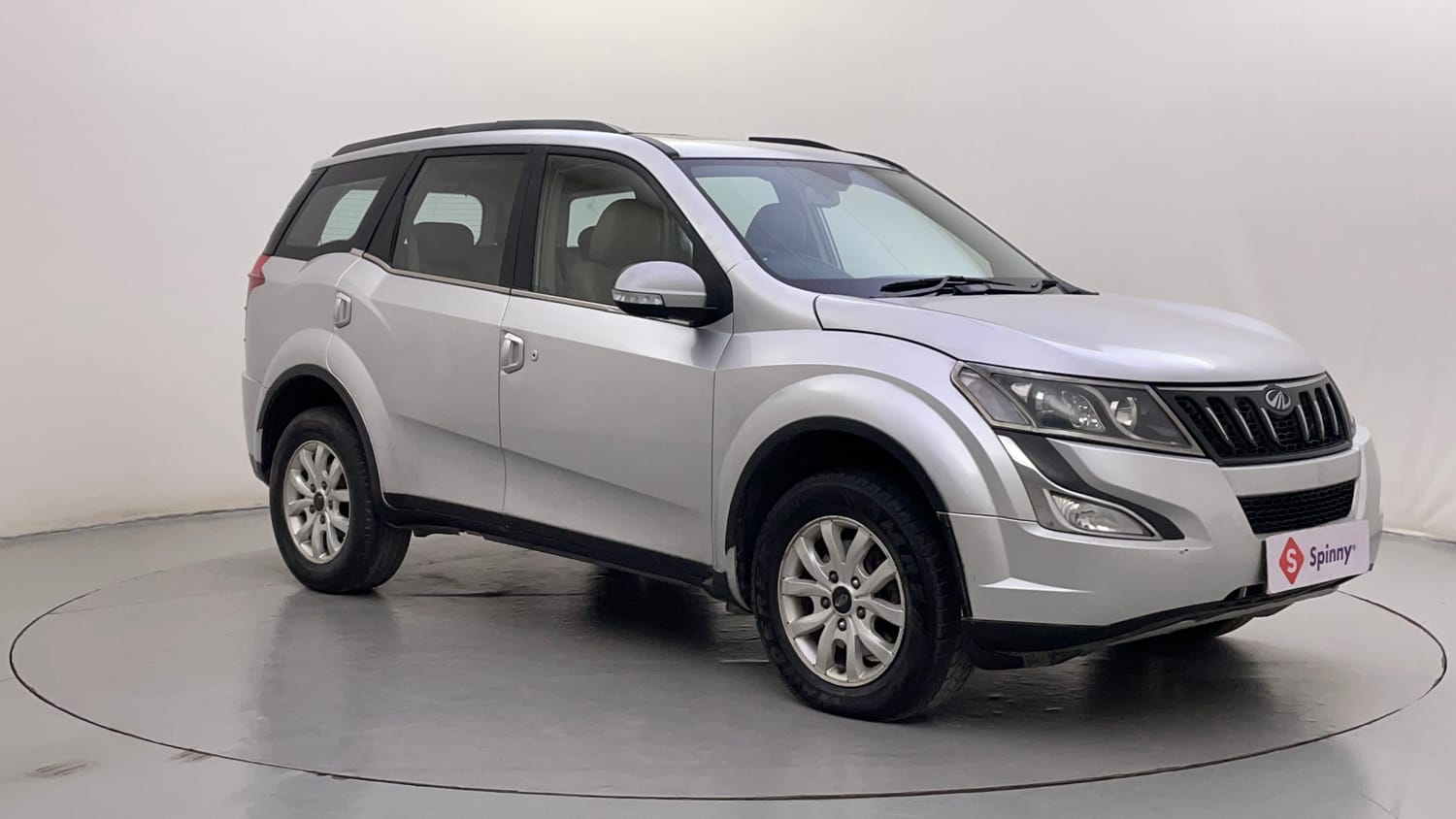 Used 2016 Mahindra XUV500 W10 1.99 Diesel Manual exterior RIGHT FRONT CORNER VIEW