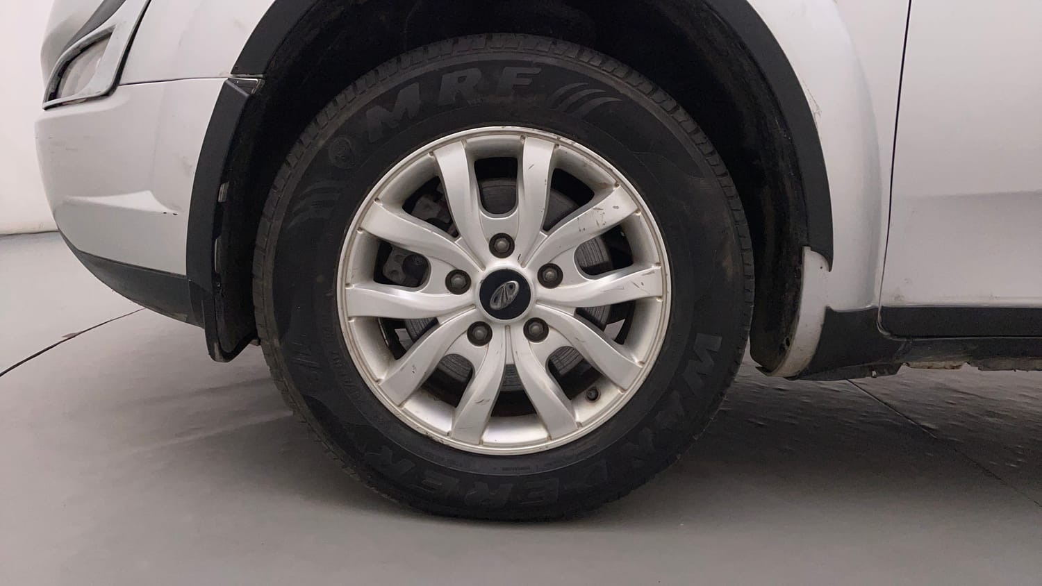 Used 2016 Mahindra XUV500 W10 1.99 Diesel Manual tyres LEFT FRONT TYRE RIM VIEW