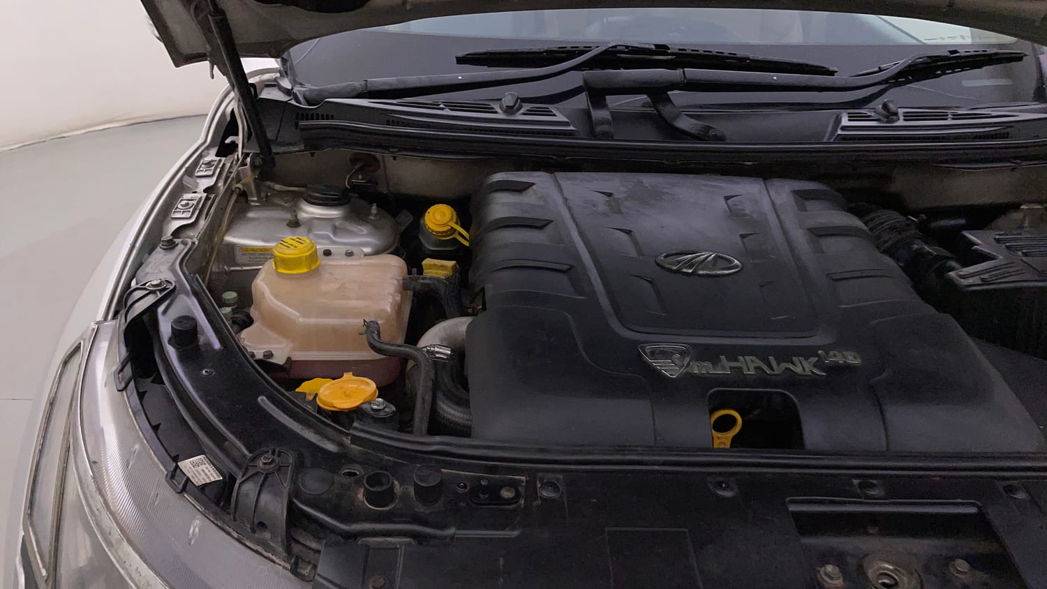 Used 2016 Mahindra XUV500 W10 1.99 Diesel Manual engine ENGINE RIGHT SIDE HINGE & APRON VIEW