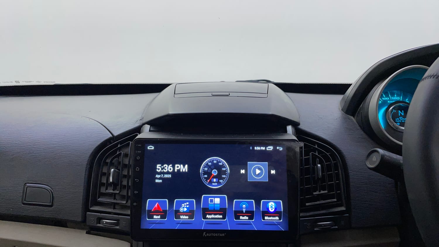 Used 2016 Mahindra XUV500 W10 1.99 Diesel Manual top_features Integrated (in-dash) music system