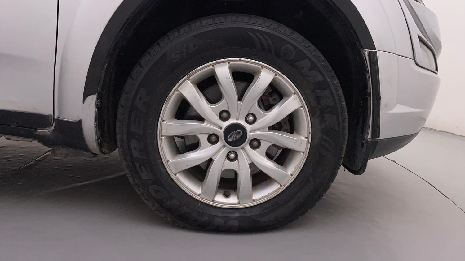 Used 2016 Mahindra XUV500 W10 1.99 Diesel Manual tyres RIGHT FRONT TYRE RIM VIEW