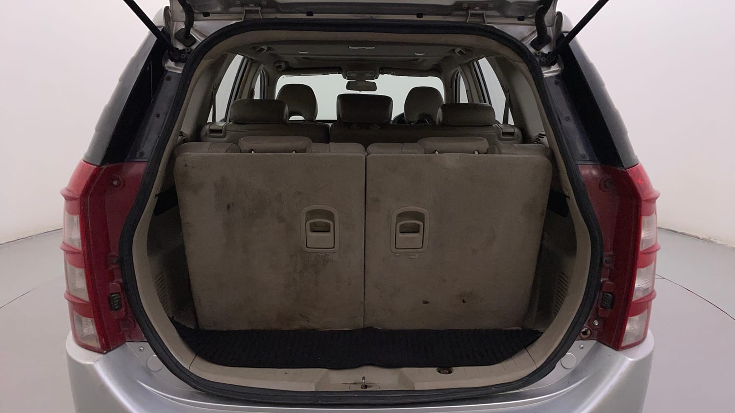 Used 2016 Mahindra XUV500 W10 1.99 Diesel Manual interior DICKY INSIDE VIEW