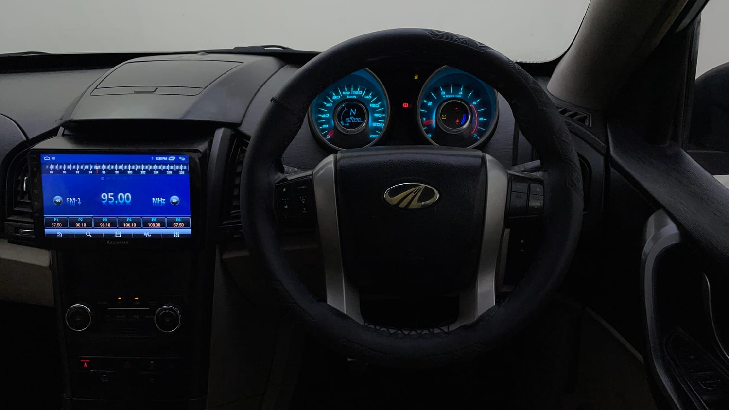 Used 2016 Mahindra XUV500 W10 1.99 Diesel Manual interior STEERING VIEW