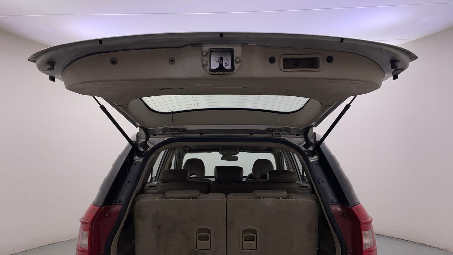 Used 2016 Mahindra XUV500 W10 1.99 Diesel Manual interior DICKY DOOR OPEN VIEW