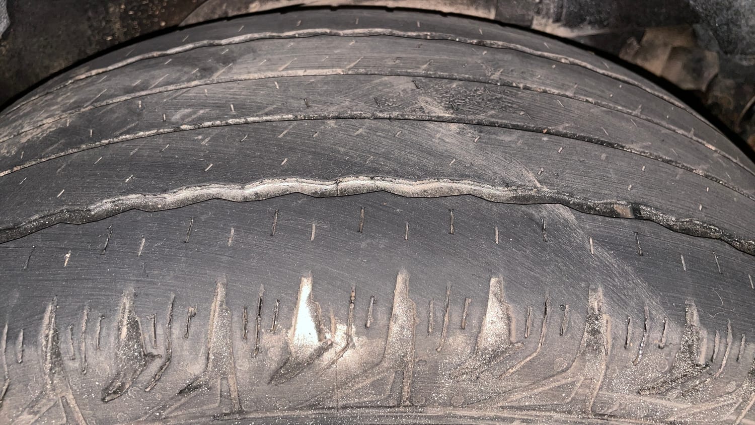 Used 2016 Mahindra XUV500 W10 1.99 Diesel Manual tyres LEFT REAR TYRE TREAD VIEW