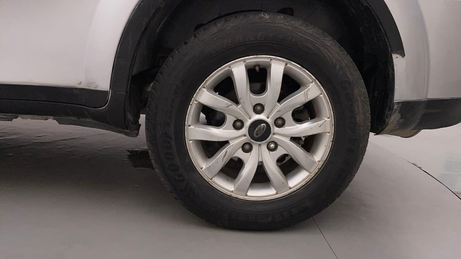 Used 2016 Mahindra XUV500 W10 1.99 Diesel Manual tyres LEFT REAR TYRE RIM VIEW