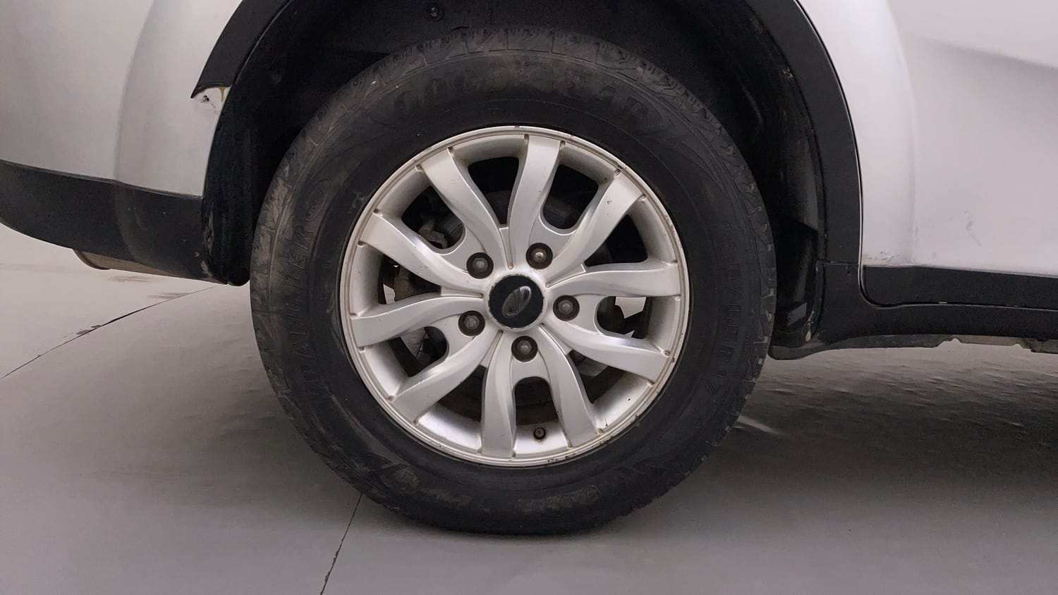 Used 2016 Mahindra XUV500 W10 1.99 Diesel Manual tyres RIGHT REAR TYRE RIM VIEW