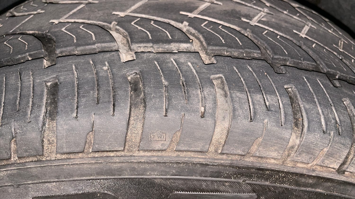 Used 2016 Mahindra XUV500 W10 1.99 Diesel Manual tyres LEFT FRONT TYRE TREAD VIEW