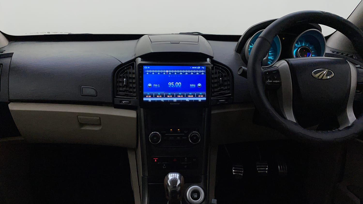 Used 2016 Mahindra XUV500 W10 1.99 Diesel Manual interior MUSIC SYSTEM & AC CONTROL VIEW