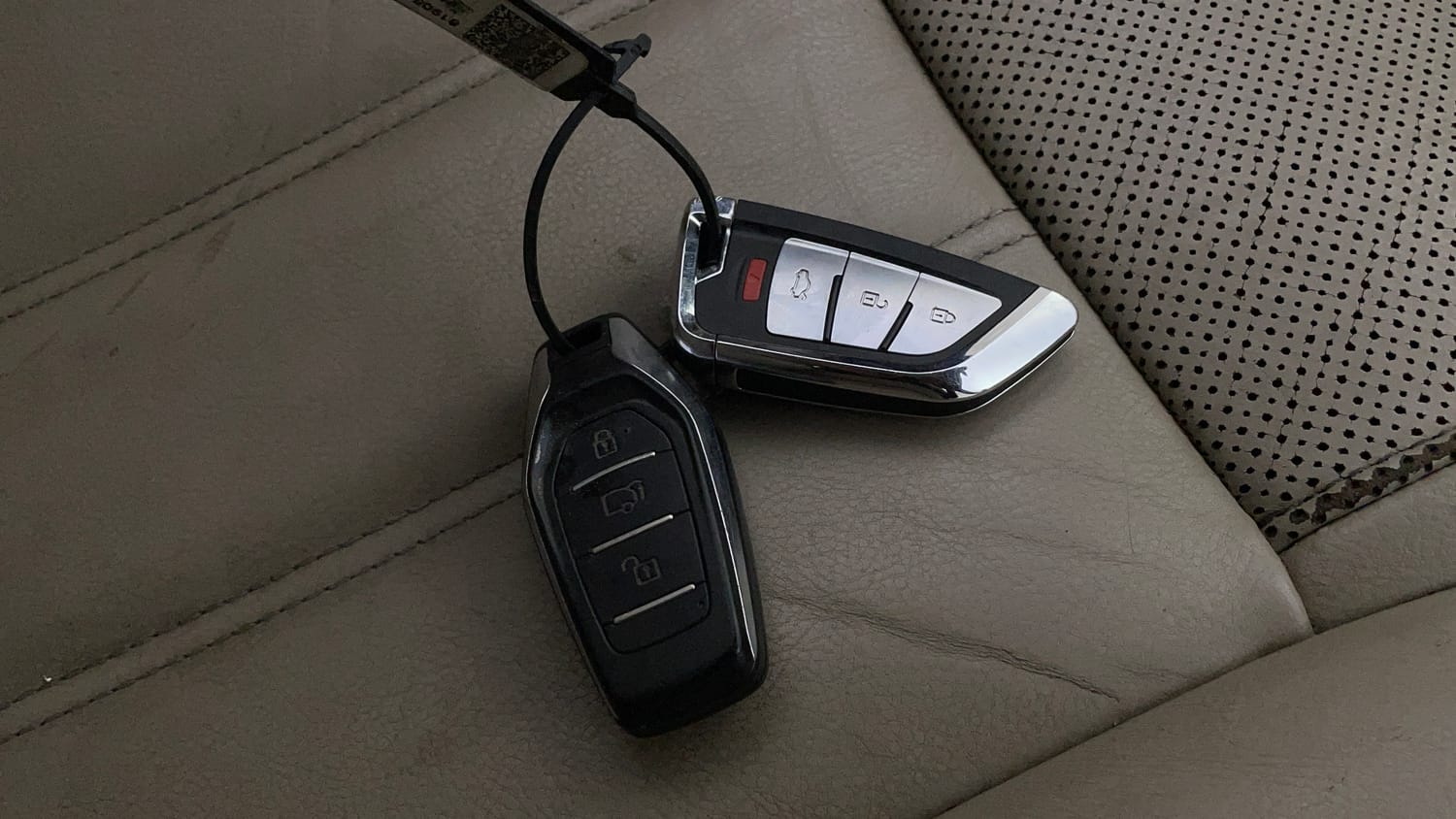 Used 2016 Mahindra XUV500 W10 1.99 Diesel Manual extra CAR KEY VIEW