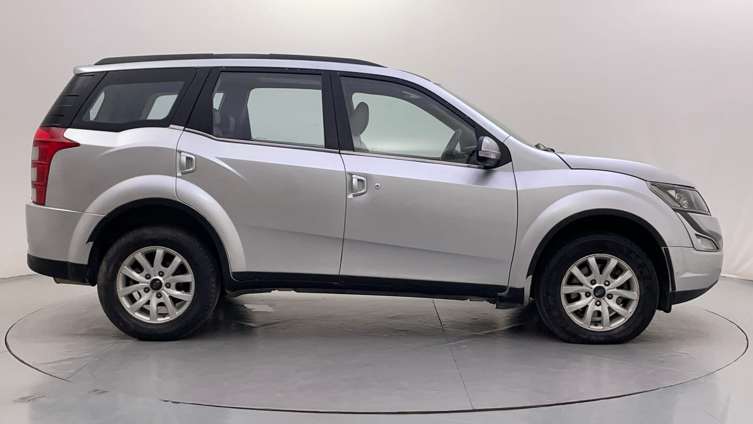 Used 2016 Mahindra XUV500 W10 1.99 Diesel Manual exterior RIGHT SIDE VIEW