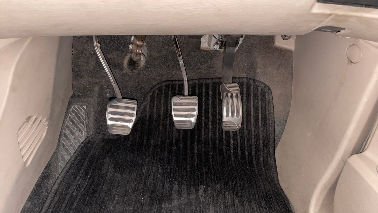Used 2016 Mahindra XUV500 W10 1.99 Diesel Manual interior PEDALS VIEW