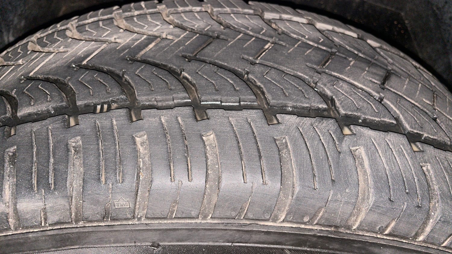 Used 2016 Mahindra XUV500 W10 1.99 Diesel Manual tyres RIGHT FRONT TYRE TREAD VIEW