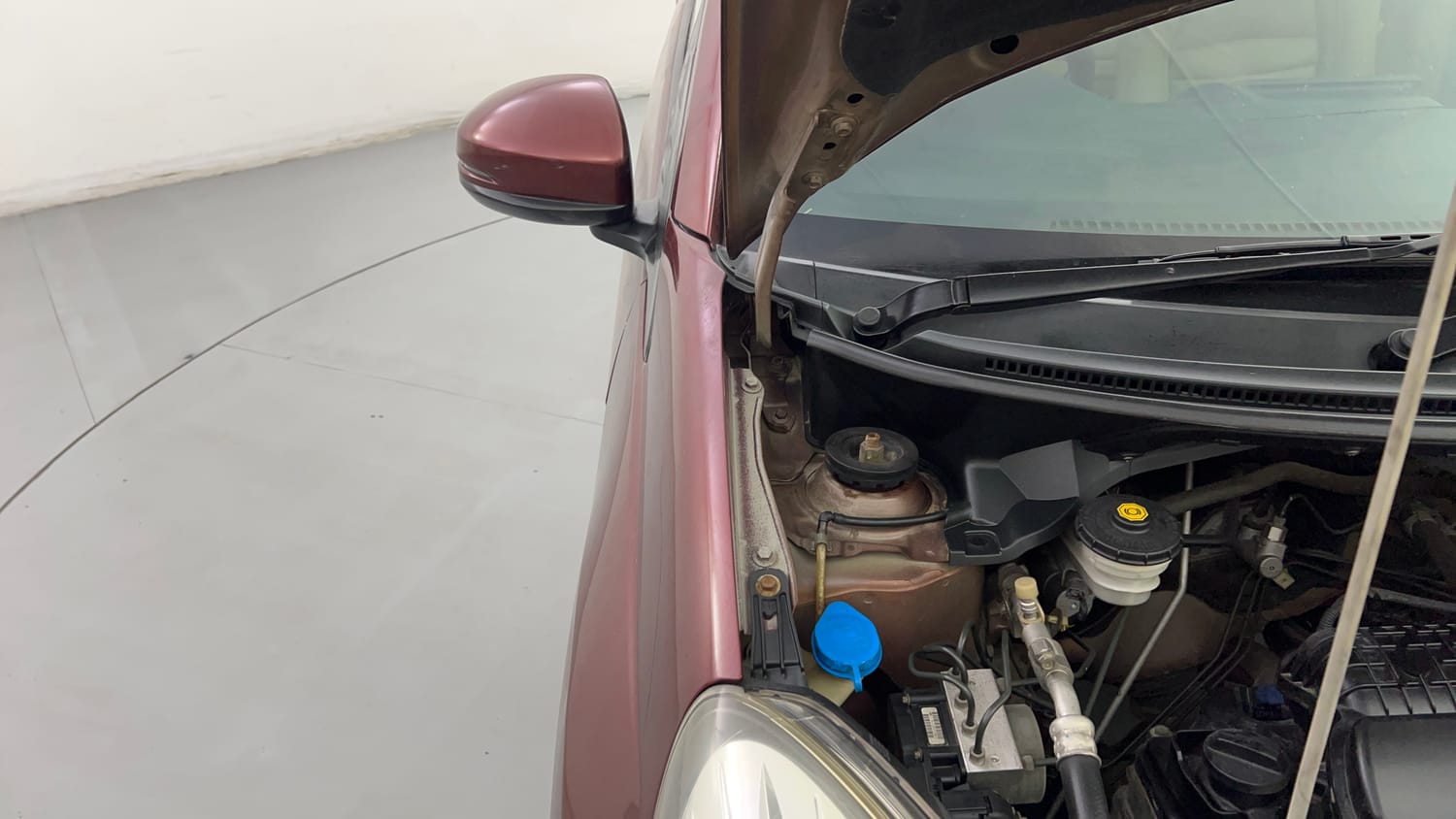 Used 2015 Honda Amaze 1.2 VX (O) Petrol Manual engine ENGINE RIGHT SIDE HINGE & APRON VIEW