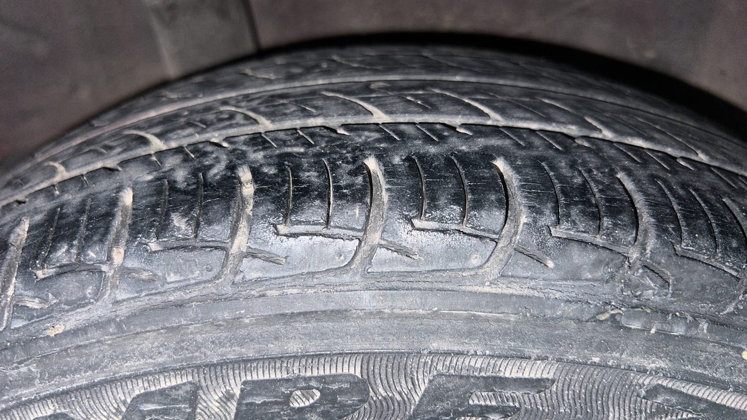 Used 2015 Honda Amaze 1.2 VX (O) Petrol Manual tyres RIGHT REAR TYRE TREAD VIEW