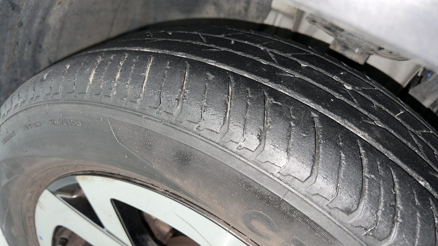 Used 2021 Nissan Magnite XV Premium Turbo CVT (O) Dual Tone Petrol Automatic tyres LEFT FRONT TYRE TREAD VIEW