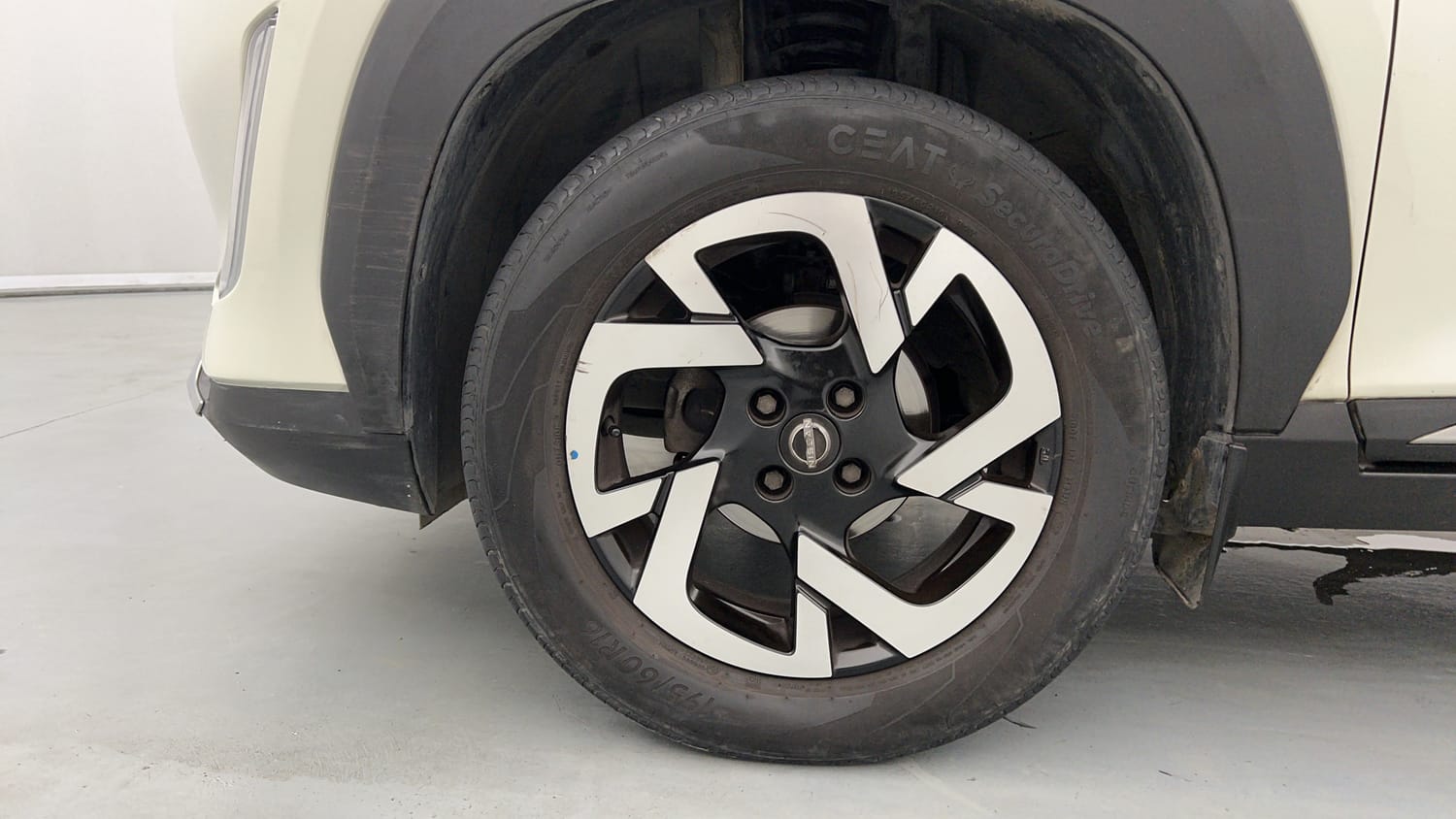 Used 2021 Nissan Magnite XV Premium Turbo CVT (O) Dual Tone Petrol Automatic tyres LEFT FRONT TYRE RIM VIEW