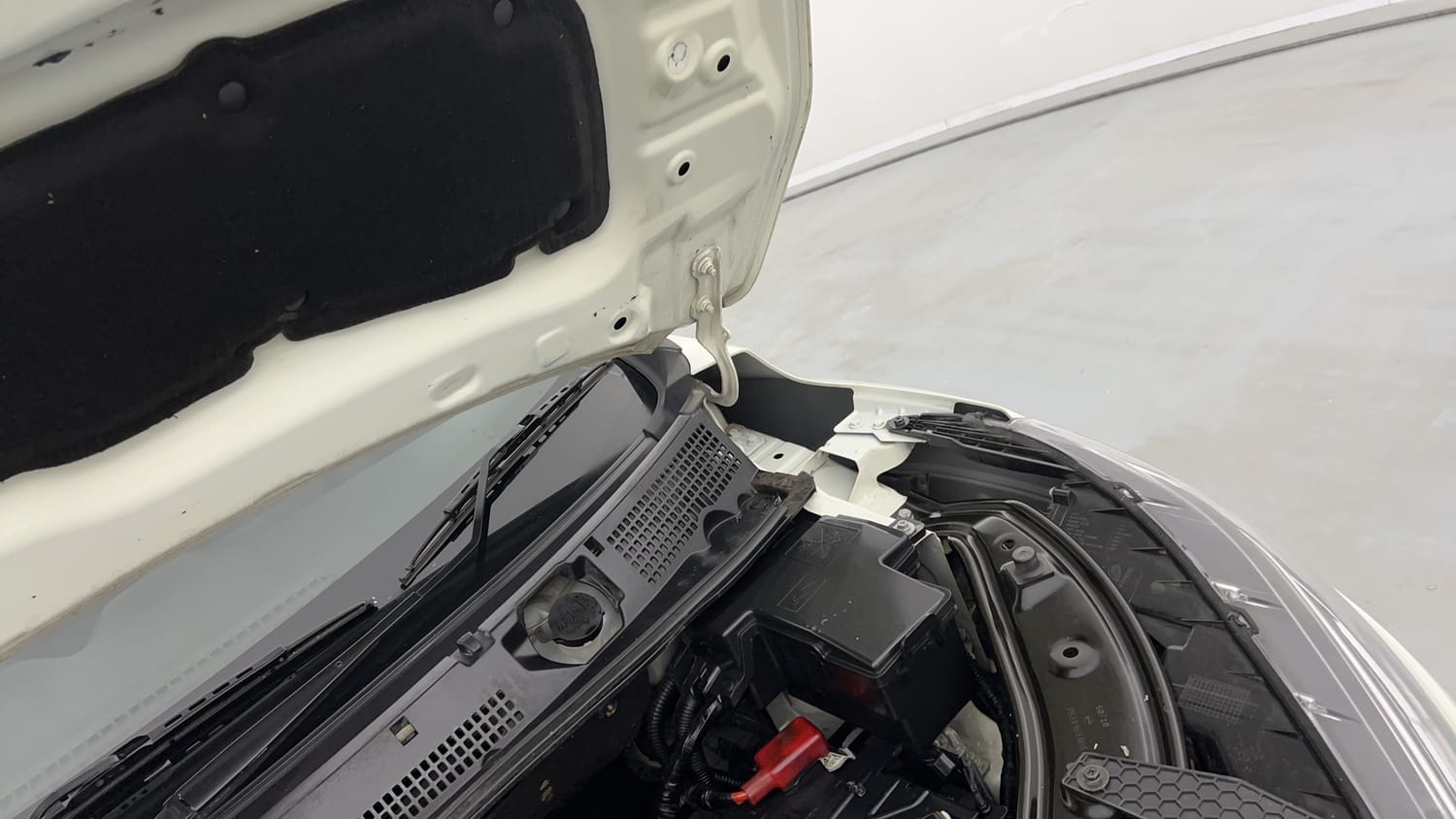 Used 2021 Nissan Magnite XV Premium Turbo CVT (O) Dual Tone Petrol Automatic engine ENGINE LEFT SIDE HINGE & APRON VIEW