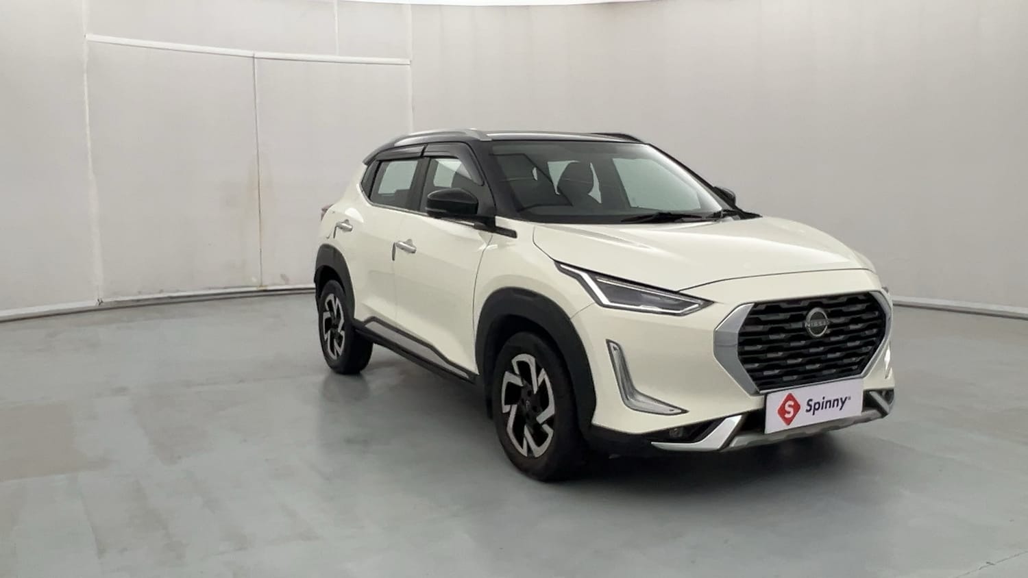 Used 2021 Nissan Magnite XV Premium Turbo CVT (O) Dual Tone Petrol Automatic exterior RIGHT FRONT CORNER VIEW