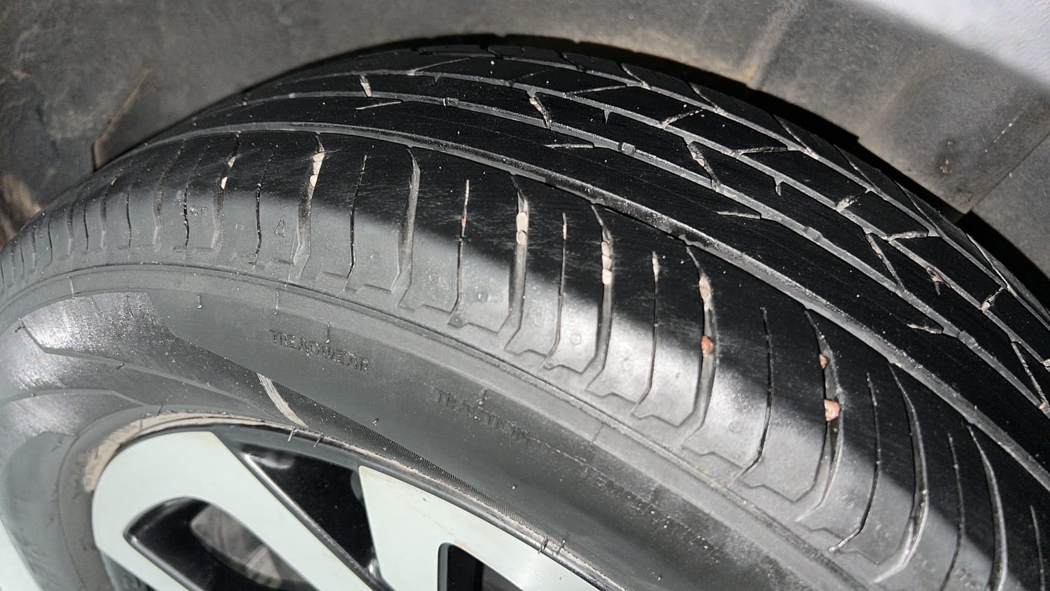 Used 2021 Nissan Magnite XV Premium Turbo CVT (O) Dual Tone Petrol Automatic tyres LEFT REAR TYRE TREAD VIEW