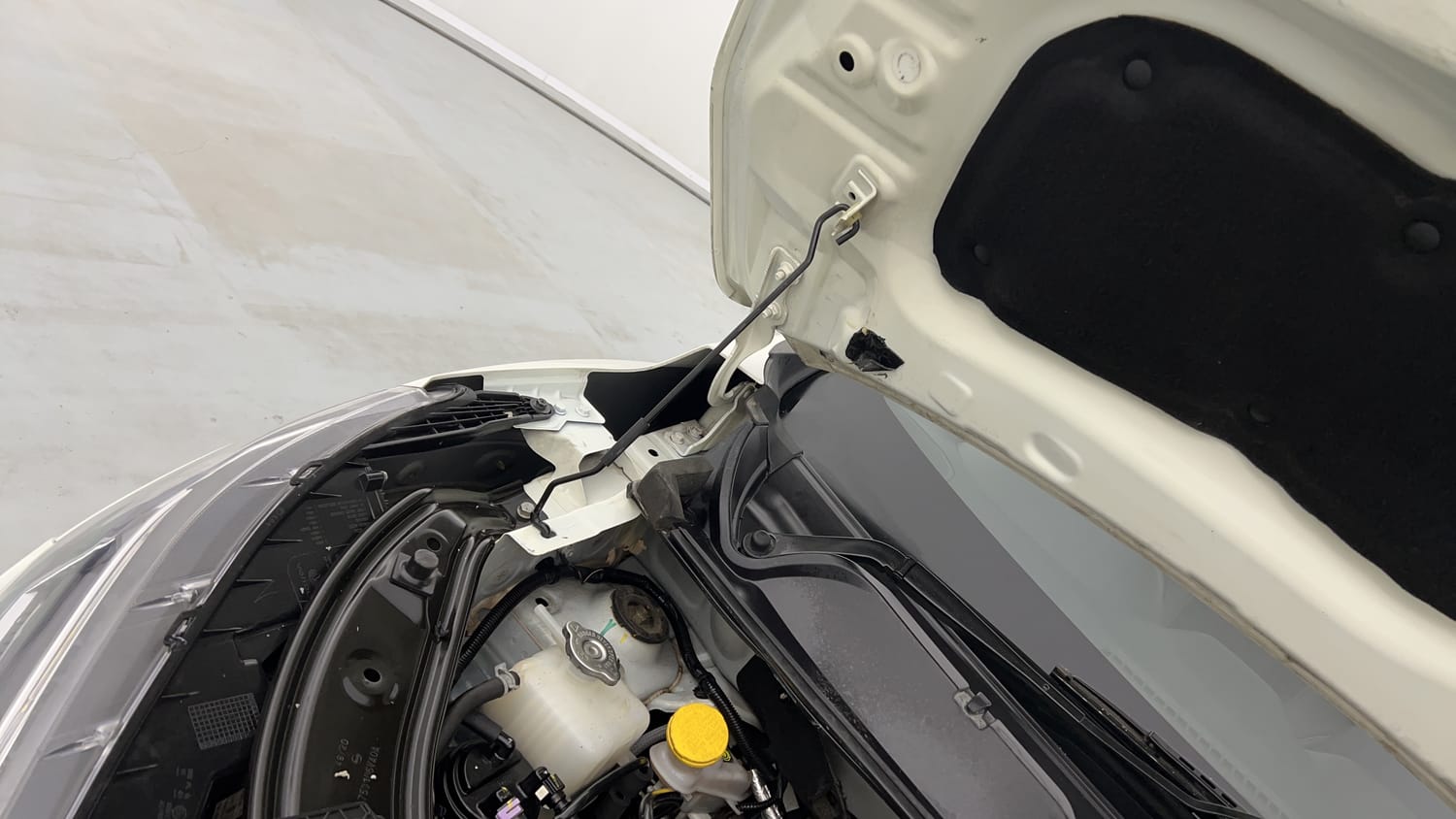 Used 2021 Nissan Magnite XV Premium Turbo CVT (O) Dual Tone Petrol Automatic engine ENGINE RIGHT SIDE HINGE & APRON VIEW