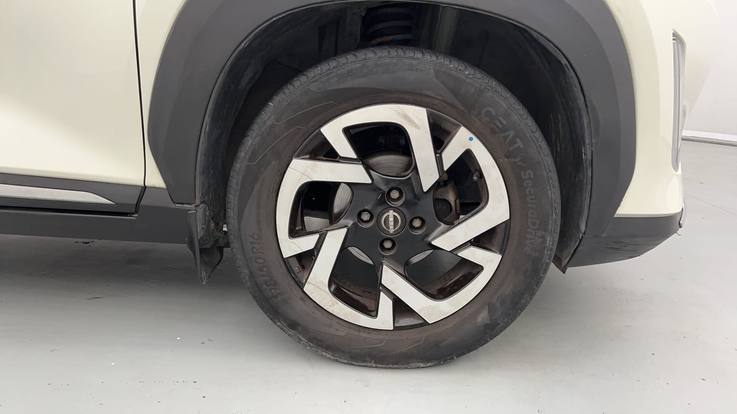 Used 2021 Nissan Magnite XV Premium Turbo CVT (O) Dual Tone Petrol Automatic tyres RIGHT FRONT TYRE RIM VIEW