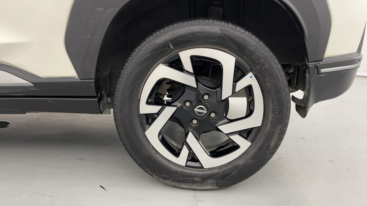 Used 2021 Nissan Magnite XV Premium Turbo CVT (O) Dual Tone Petrol Automatic tyres LEFT REAR TYRE RIM VIEW