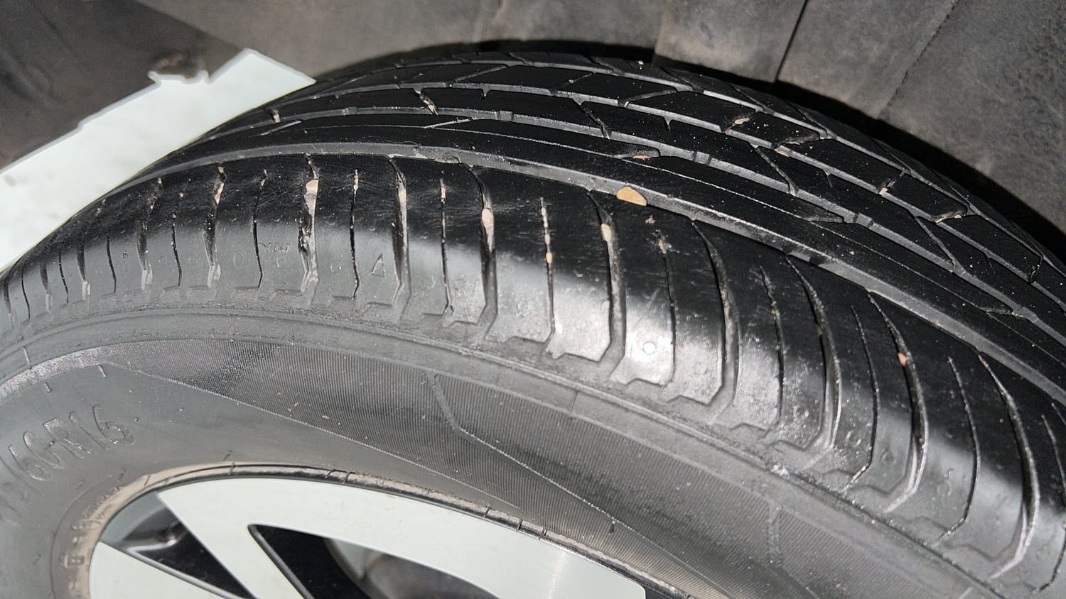 Used 2021 Nissan Magnite XV Premium Turbo CVT (O) Dual Tone Petrol Automatic tyres RIGHT REAR TYRE TREAD VIEW