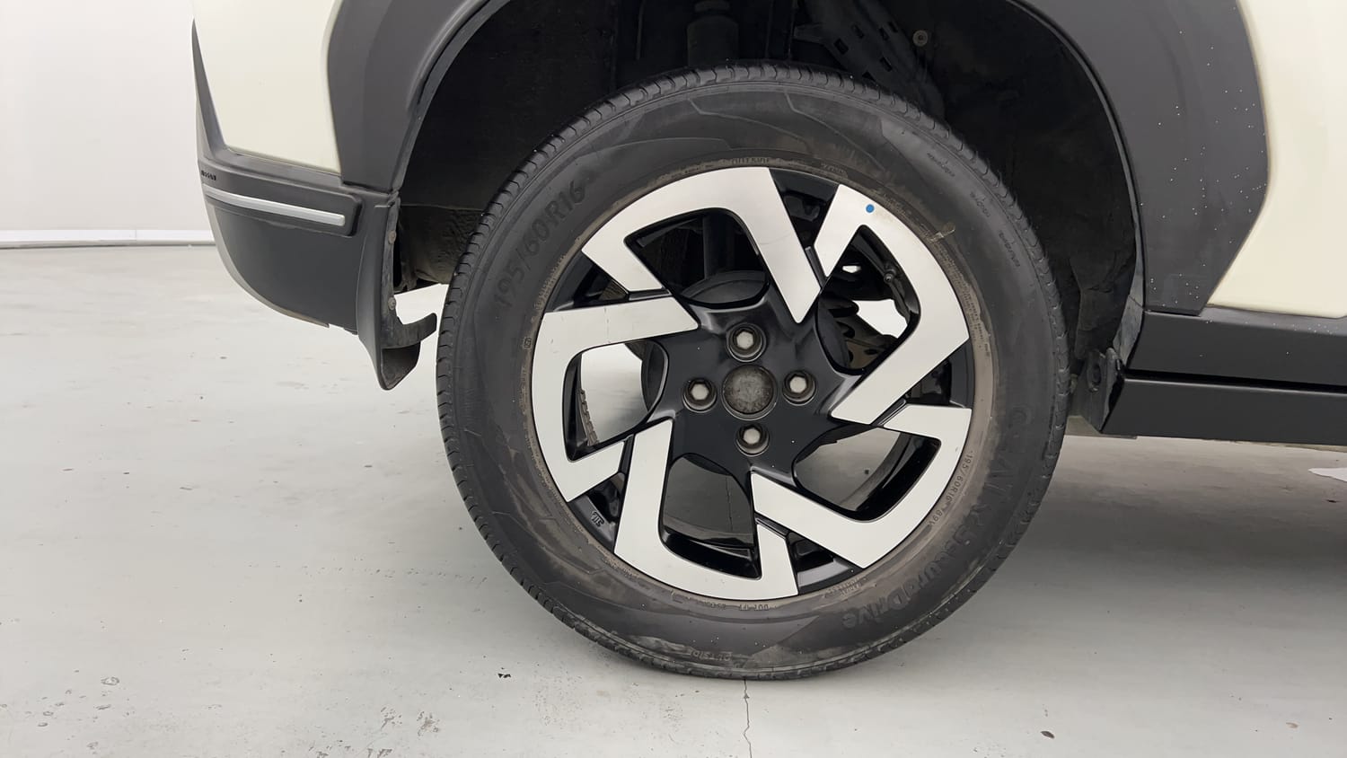 Used 2021 Nissan Magnite XV Premium Turbo CVT (O) Dual Tone Petrol Automatic tyres RIGHT REAR TYRE RIM VIEW