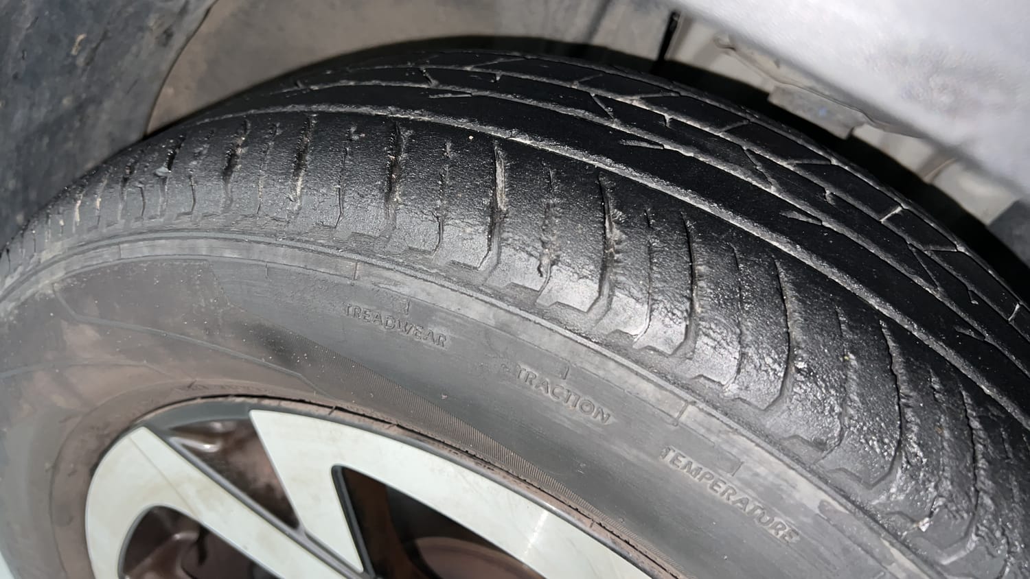 Used 2021 Nissan Magnite XV Premium Turbo CVT (O) Dual Tone Petrol Automatic tyres RIGHT FRONT TYRE TREAD VIEW