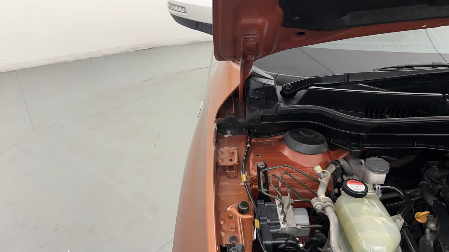 Used 2018 maruti-suzuki Vitara Brezza ZDi Plus Dual Tone AGS Diesel Automatic engine ENGINE RIGHT SIDE HINGE & APRON VIEW