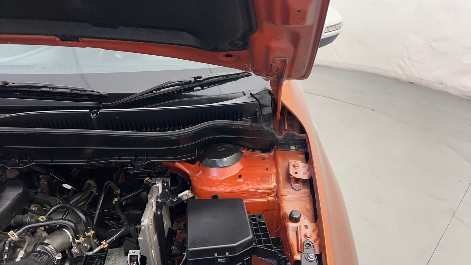 Used 2018 maruti-suzuki Vitara Brezza ZDi Plus Dual Tone AGS Diesel Automatic engine ENGINE LEFT SIDE HINGE & APRON VIEW