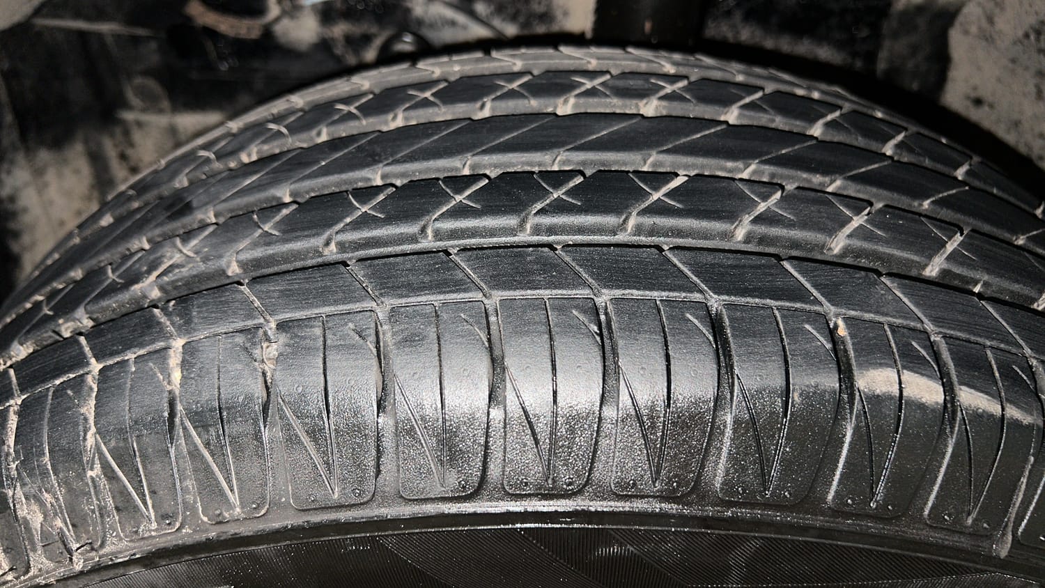 Used 2018 maruti-suzuki Vitara Brezza ZDi Plus Dual Tone AGS Diesel Automatic tyres LEFT FRONT TYRE TREAD VIEW